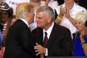 Franklin Graham corrige a Trump por decir que llegará al cielo por sus buenas obras