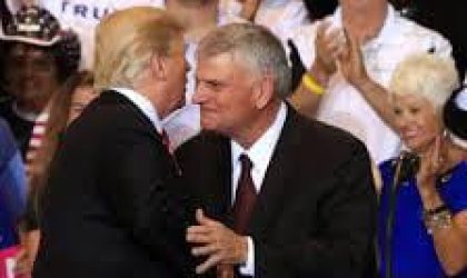 Franklin Graham corrige a Trump por decir que llegará al cielo por sus buenas obras
